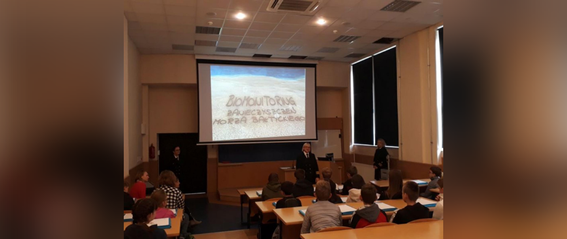 Widok z sali wykładowej na temat Zanieczyszczeń Morza Bałtyckiego