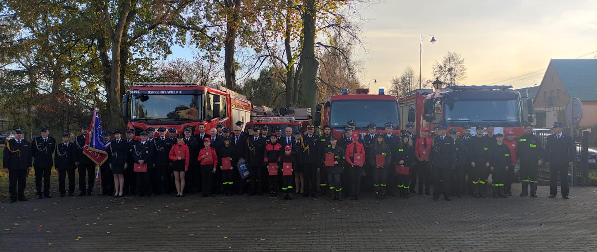 Zdjęcie grupowe członków OSP i MDP którzy otrzymali promesy wraz z przedstawicielami władz oraz komendantem Wojewódzkim
