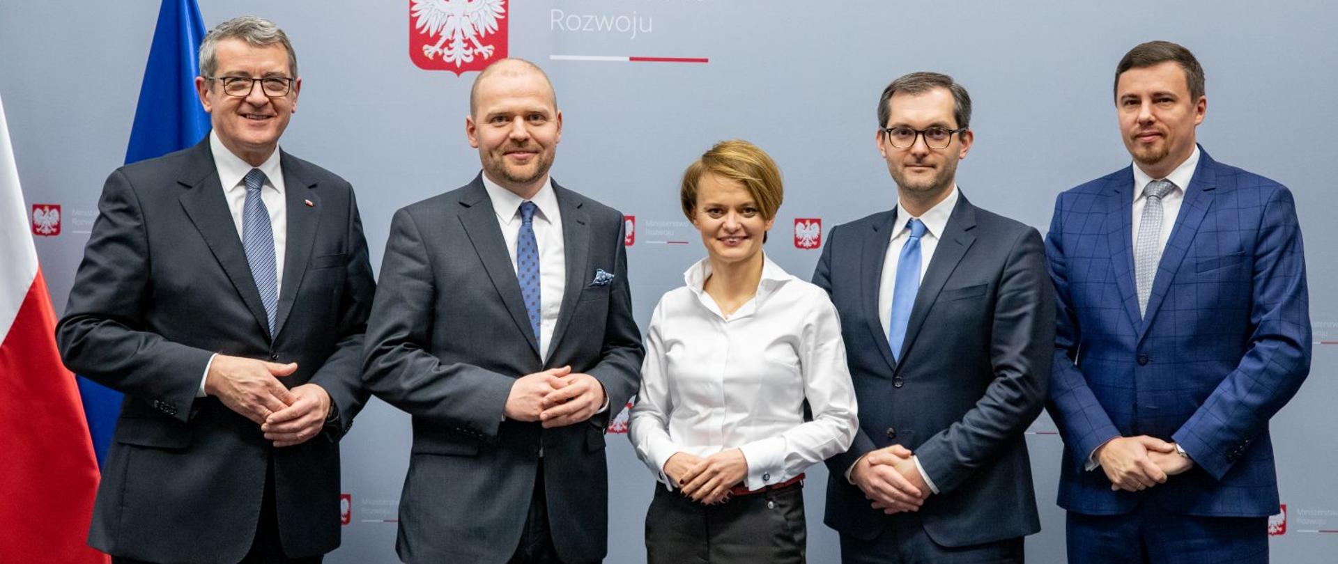 Od lewej na tle ścianki z logo MR stoją: Wojciech Murdzek, Krzysztof Mazur, Jadwiga Emilewicz, Marek Niedużak, Robert Nowicki