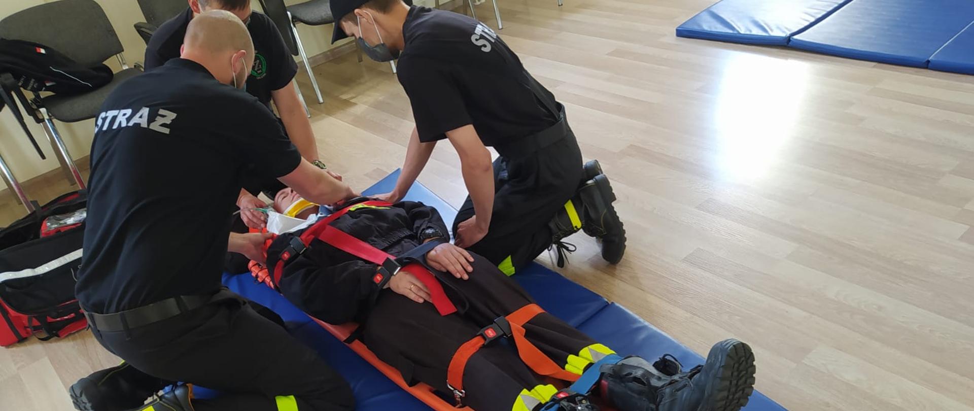 Przygotowanie poszkodowanego do transportu.