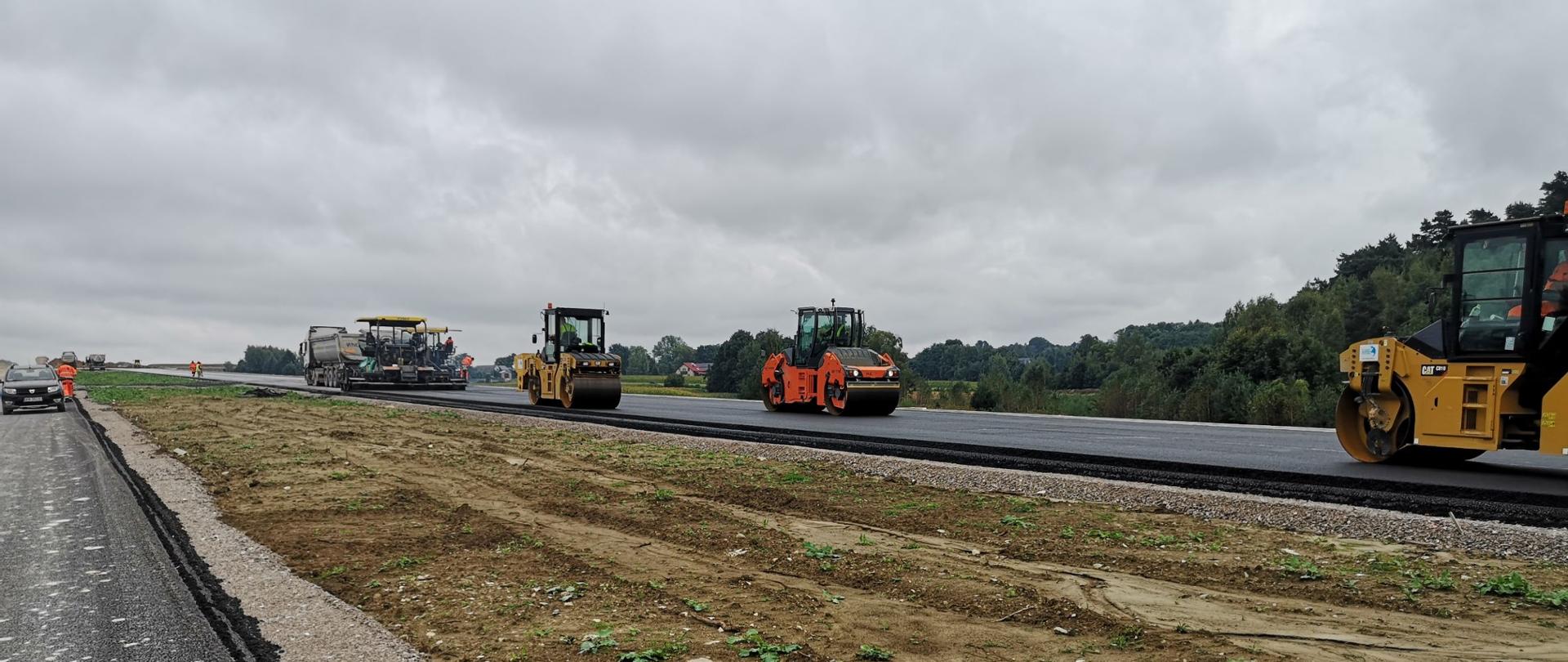 S7 budowa Miechów-Szczepanowice, walce drogowe wyrównują i zagęszczają układany asfalt