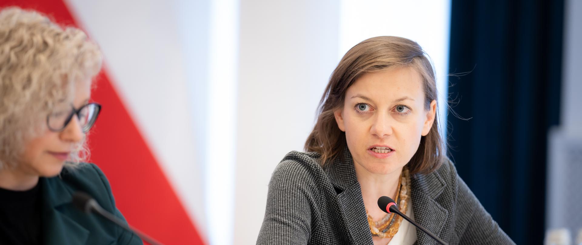 Wiceministra Zuzanna Rudzińska-Bluszcz uczestniczyła w spotkaniu poświęconym przepisom o zwalczaniu mobbingu, fot. MRiPS