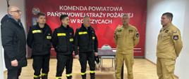 Strażacy OSP Okonin wraz z Komendantem i Zastępcę Komendanta Powiatowego PSP w Ropczycach