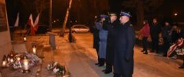Zdjęcie przedstawia oddających honor przedstawicieli Straży Pożarnej, Policji i Straży Miejskiej przy pomniku Powstańców Wielkopolskich