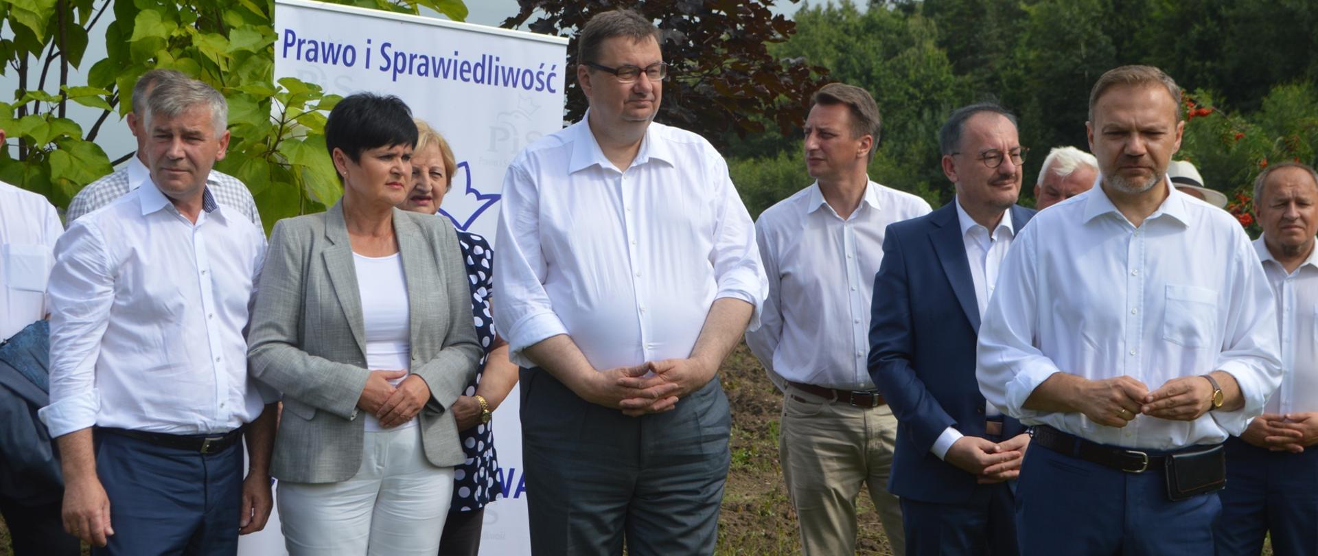 Sekretarz stanu Szymon Giżyński podczas wizyty w gospodarstwie Włodzimierza Mostowskiego