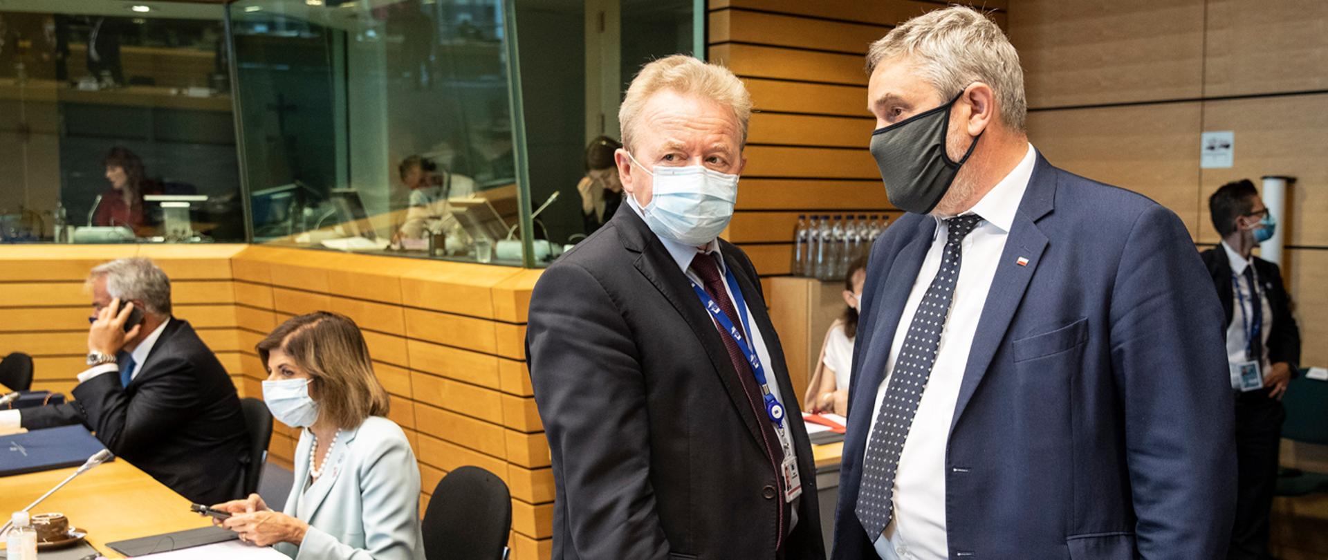 Minister J. K. Ardanowski i komisarz UE ds. rolnictwa J. Cz. Wojciechowski