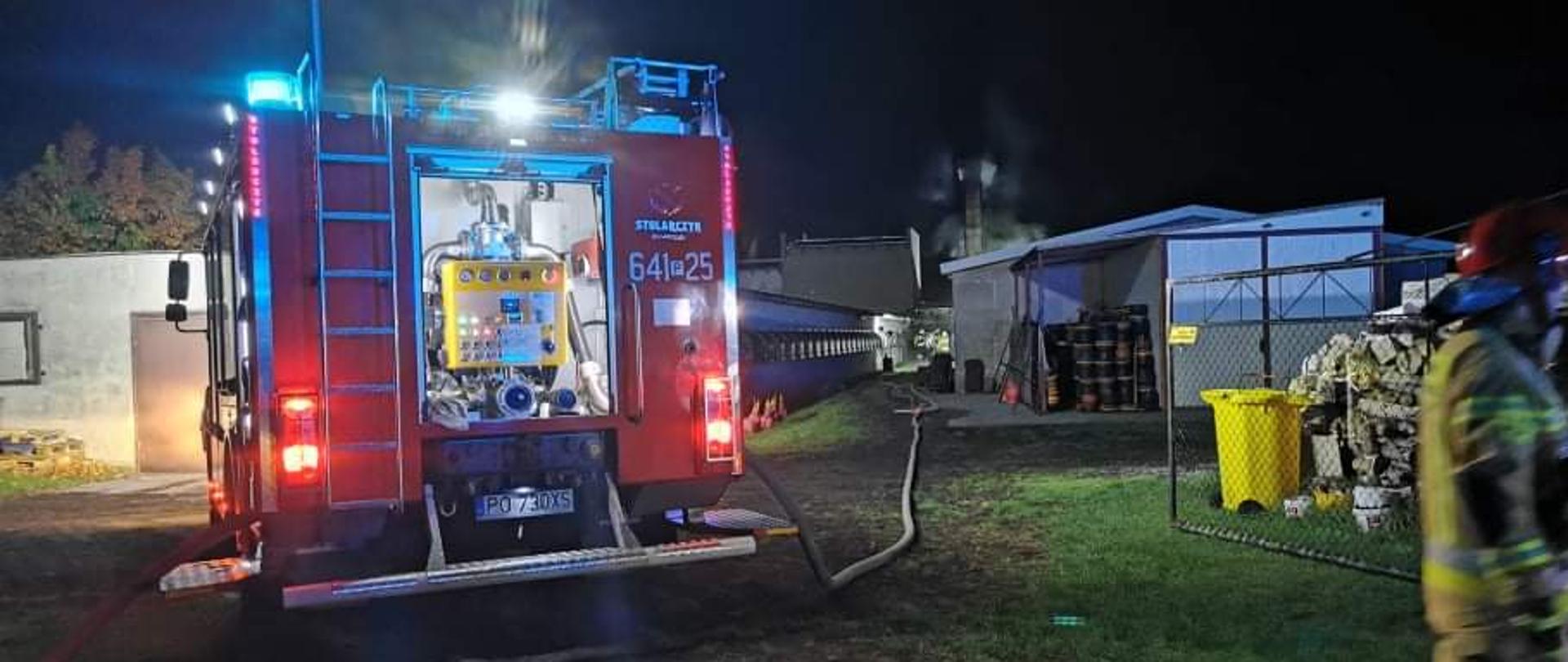 NOC, SAMOCHÓD POŻARNICZY, TRWA AKCJA GAŚNICZA