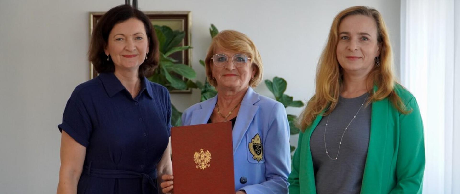 Wojewoda podkarpacki Ewa Leniart, konsultant wojewódzki w dziedzinie pielęgniarstwa psychiatrycznego Barbara Syrek i dyrektor Wydziału Polityki Społecznej Podkarpackiego Urzędu Wojewódzkiego w Rzeszowie JolantaTomczy-Fila