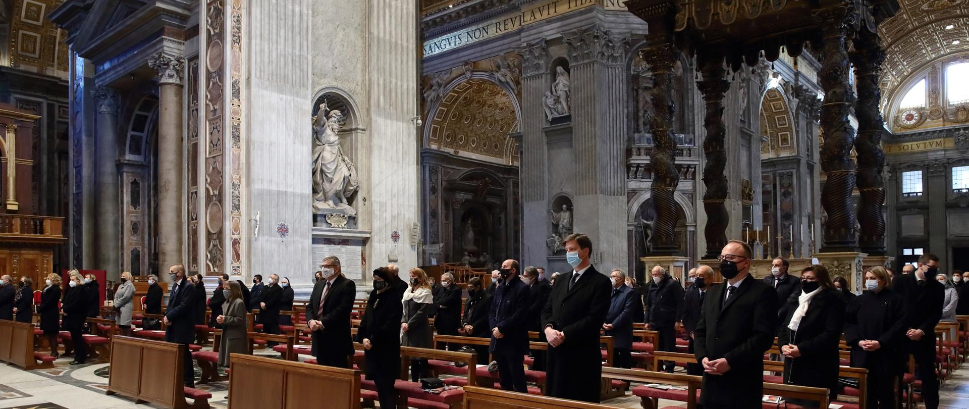 Santa Messa celebrata dall'Arciv. Jan Romeo Pawlowski, Segretario per le Rappresentanze Pontificie, nella basilica di San Pietro presso l'Altare della Cattedra in occasione del 30° anniversario della fondazione del Gruppo di Visegrad. Presenti gli Ambasciatori presso la Santa Sede dei paesi appartenenti al Gruppo di Visegrad (Repubblica Ceca, Slovacchia, Polonia, Ungheria). Città del Vaticano, 15 febbraio 2021. 