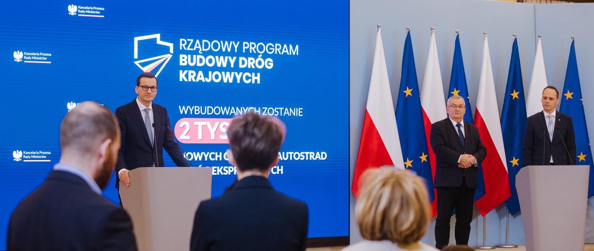 Premier Mateusz Morawiecki podczas konferencji w KPRM.