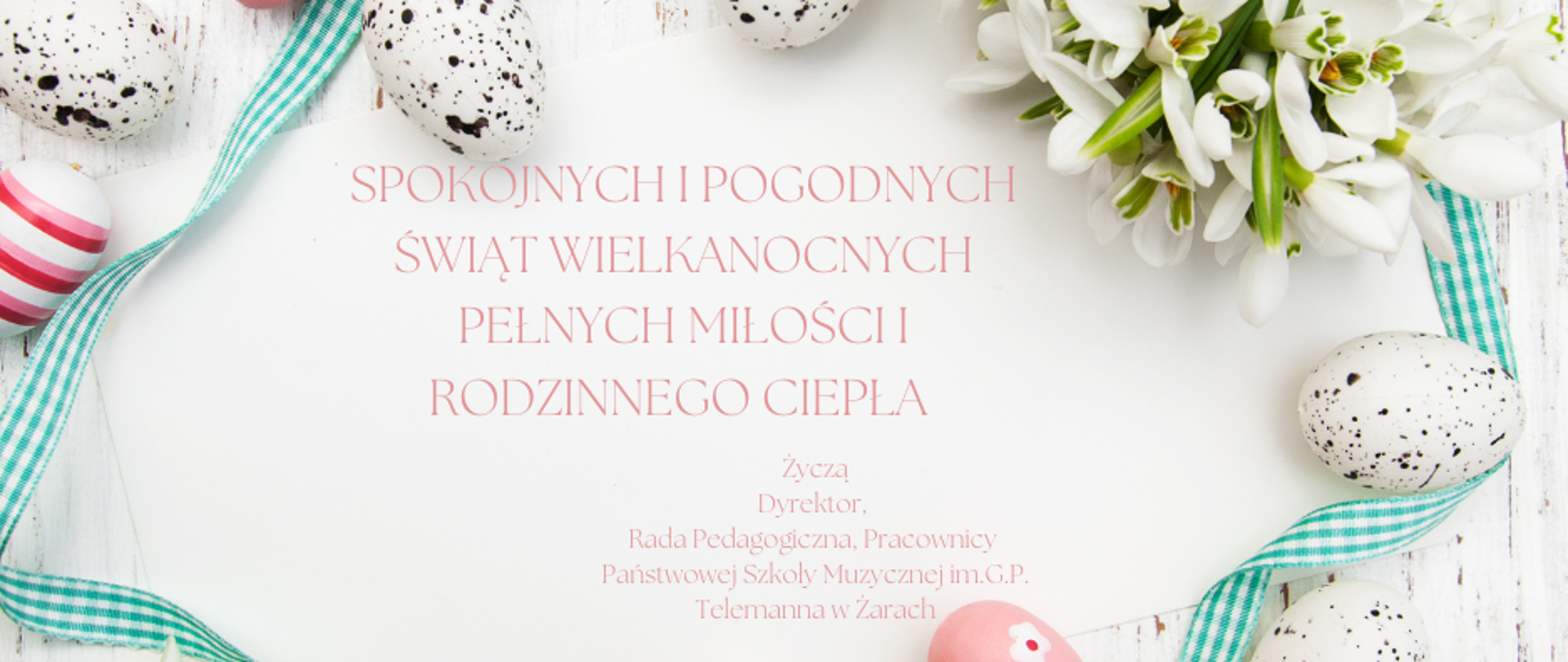 Na tle pisanek wielkanocnych OrÄ kwiatków na białym tle napis w kolorze różowym Spokojnych i pogodnych świąt wielkanocnychpełnbch miłości i rodzinnego ciepła Życzą Dyrektor, Rada pedagogiczna, Pracownicy Państwowej Szkołay Muzycznej I stopnia im. Georga Philippa Telemanna 