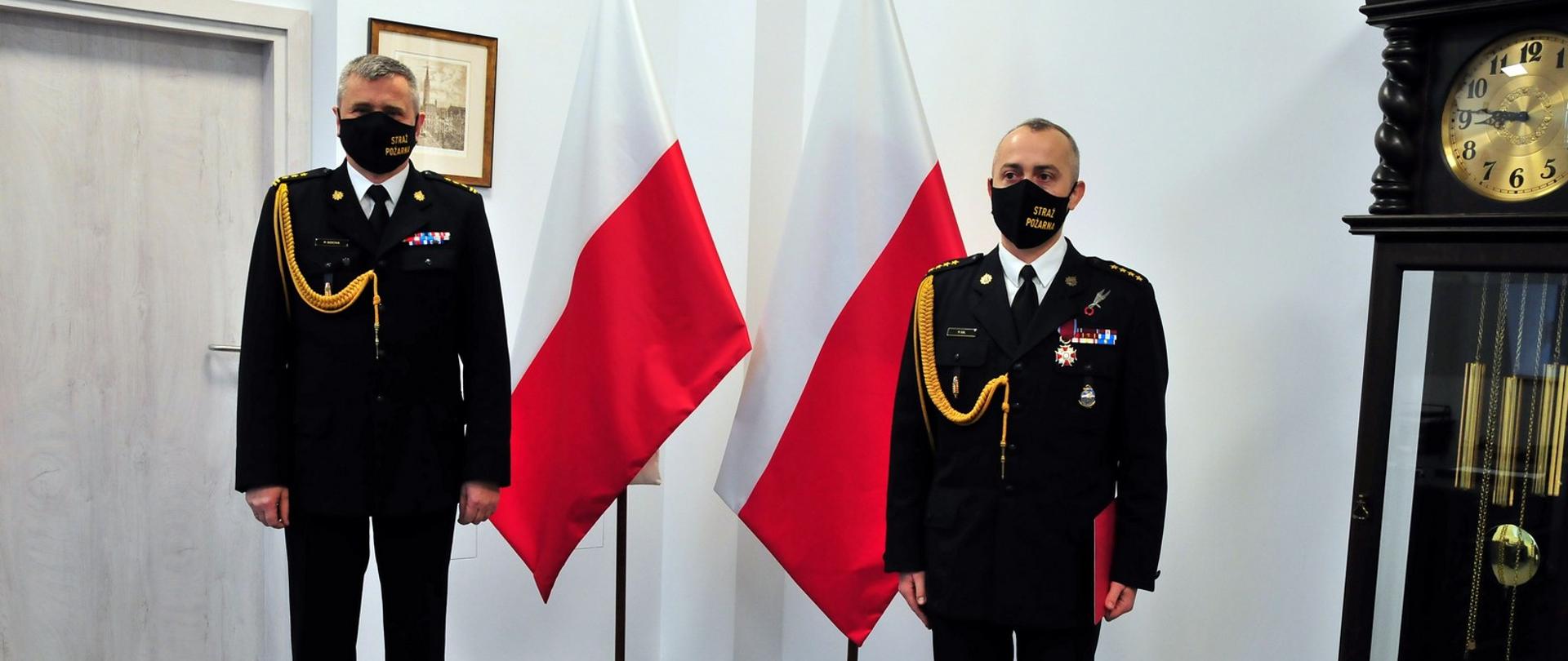 Zdjęcie przedstawia pomorskiego komendanta wojewódzkiego PSP st. bryg. Piotra Sochę oraz komendanta powiatowego PSP w Kartuzach st. kpt. Pawła Gila po wręczeniu decyzji.