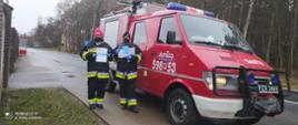 Widać strażaków z ulotkami i samochód strażacki