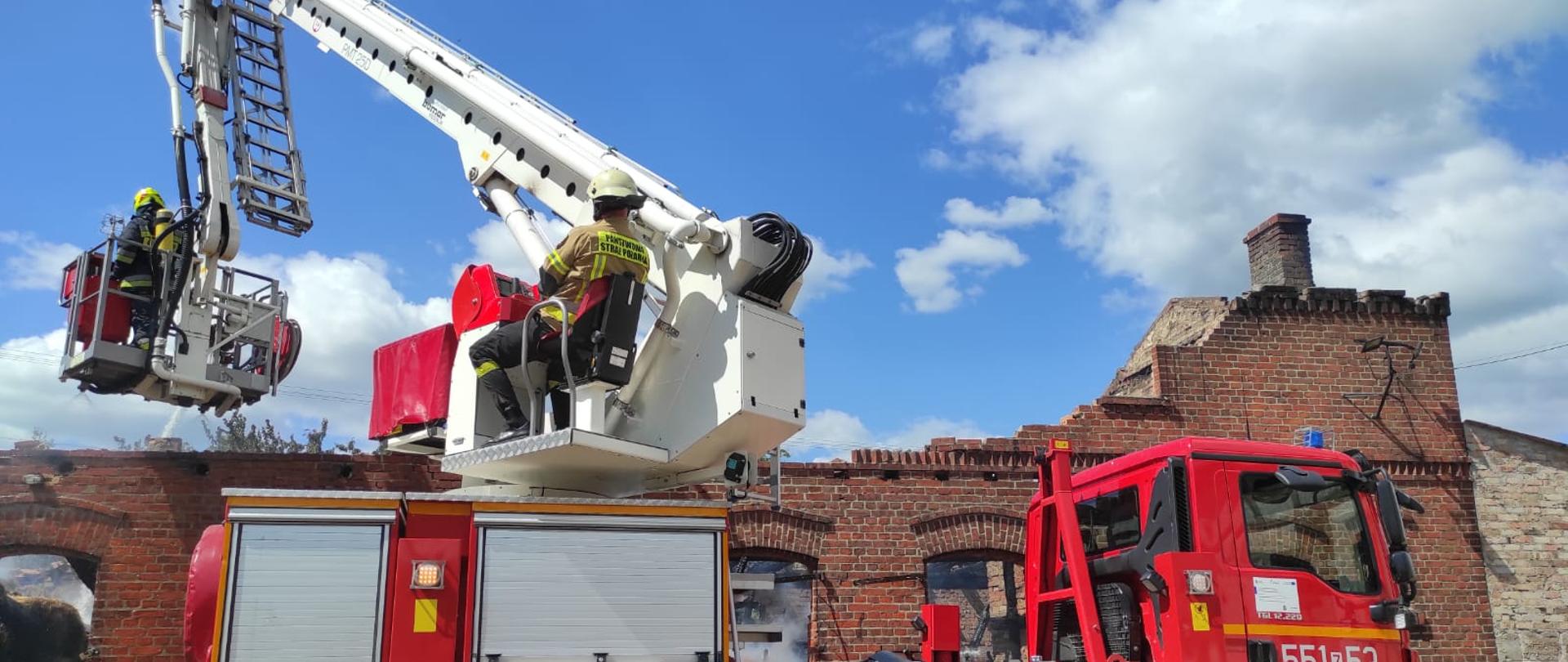 Zdjęcie przedstawia drabinę strażacką podczas gaszenia stodoły.
