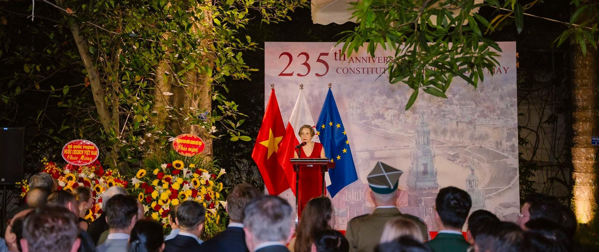 Trưởng Phái đoàn, bà Joanna Skoczek, phát biểu trên sân khấu. Cờ Việt Nam, Ba Lan và Liên minh châu Âu, cũng như phần trang trí sự kiện, có thể được nhìn thấy ở phía sau.
