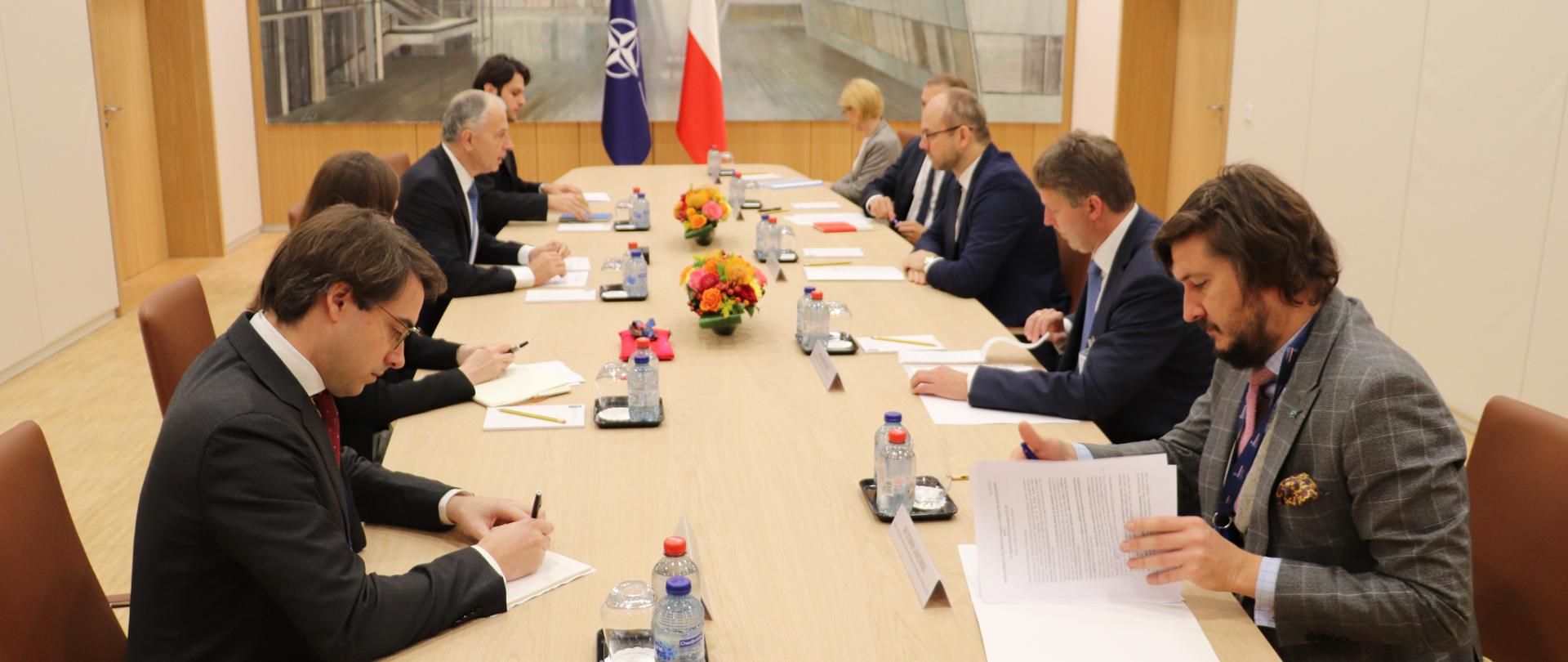 Wizyta wiceministra spraw zagranicznych M. Przydacza w Kwaterze Głównej NATO_19.10.2021