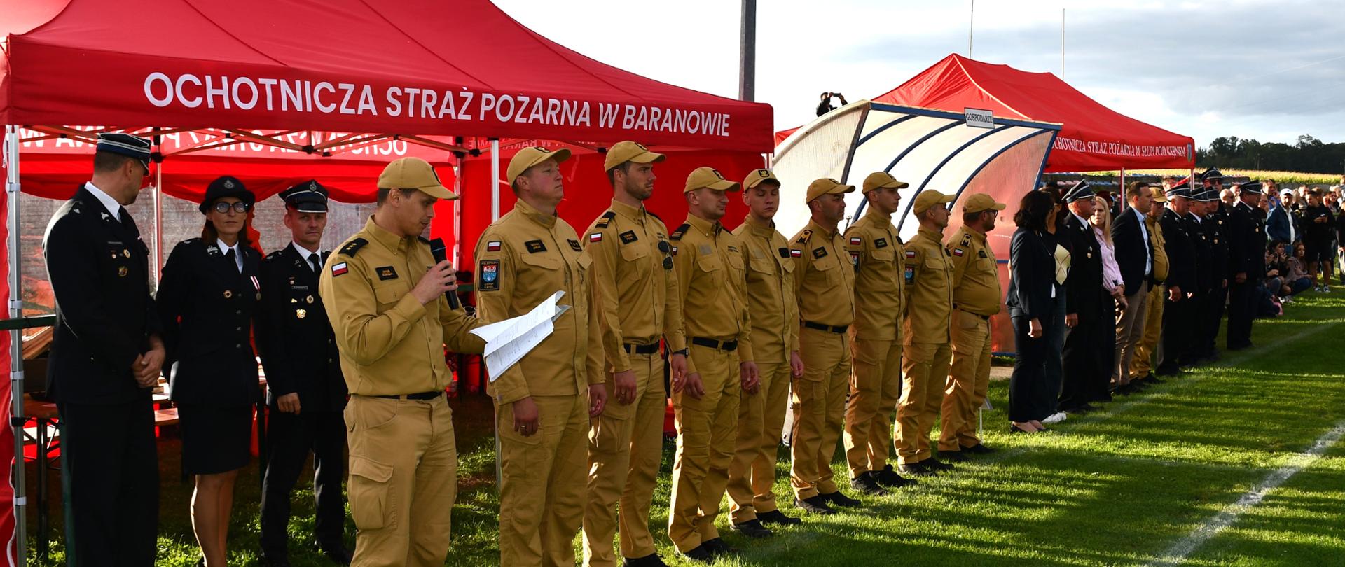 Widoczni uczestnicy wydarzenia podczas wręczania nagród i wyróżnień