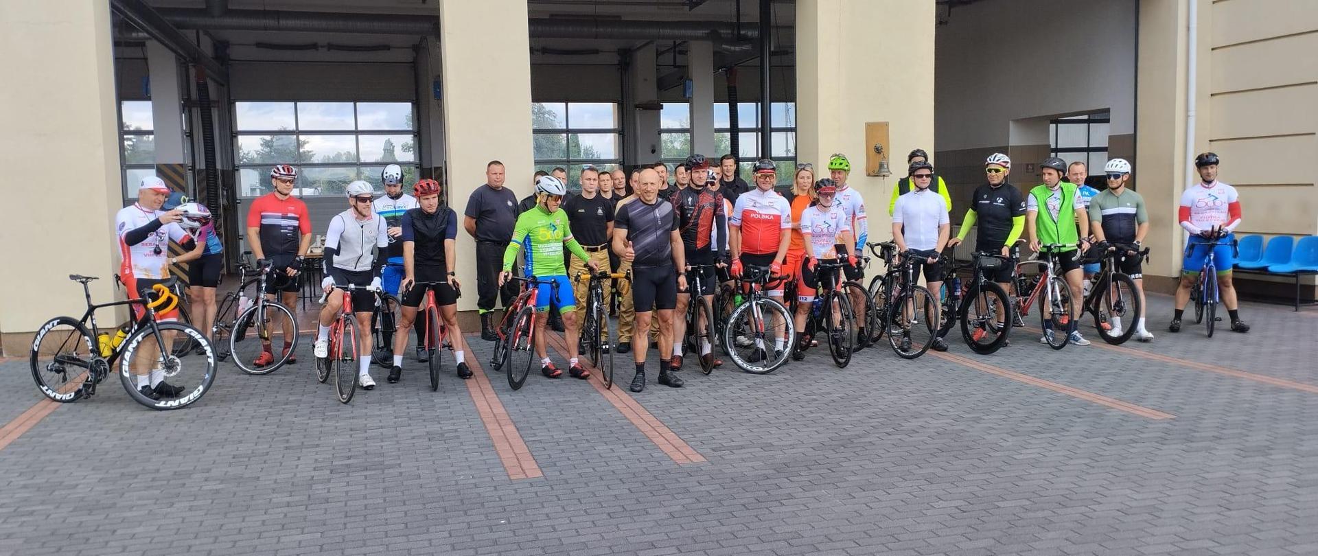 UCZESTNICY AKCJI 500 PLUS NA TLE KOMENDY PSP W PRUSZCZU GDAŃSKIM