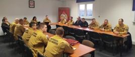 Sala konferencyjna - zebrani strażacy podczas szkolenia