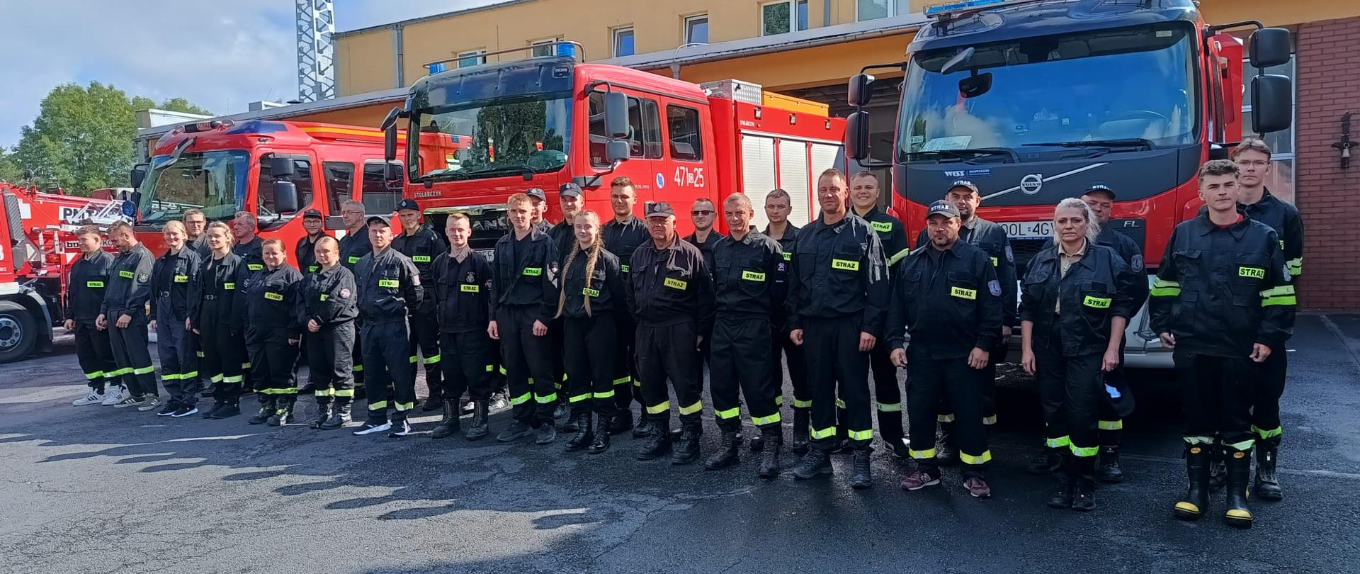 Druhowie OSP ubrani w ubrania koszarowe, podczas zbiórki.