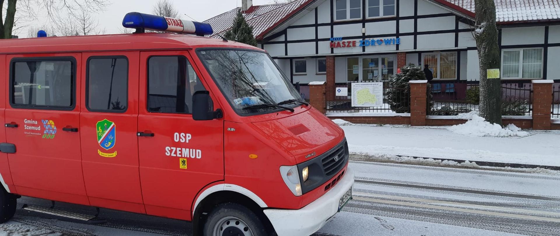Samochód marki Lublin Ochotniczej Straży Pożarnej w Szemudzie przed punktem szczepień. Pomoc w ramach ogólnopolskiej akcji szczepień przeciw COVID-19 dla osób, które nie mogą tam dojechać we własnym zakresie.