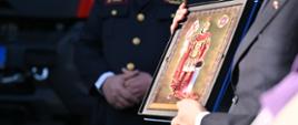 Presentation of a gift bearing the image of St. Florian - patron of firefighters.