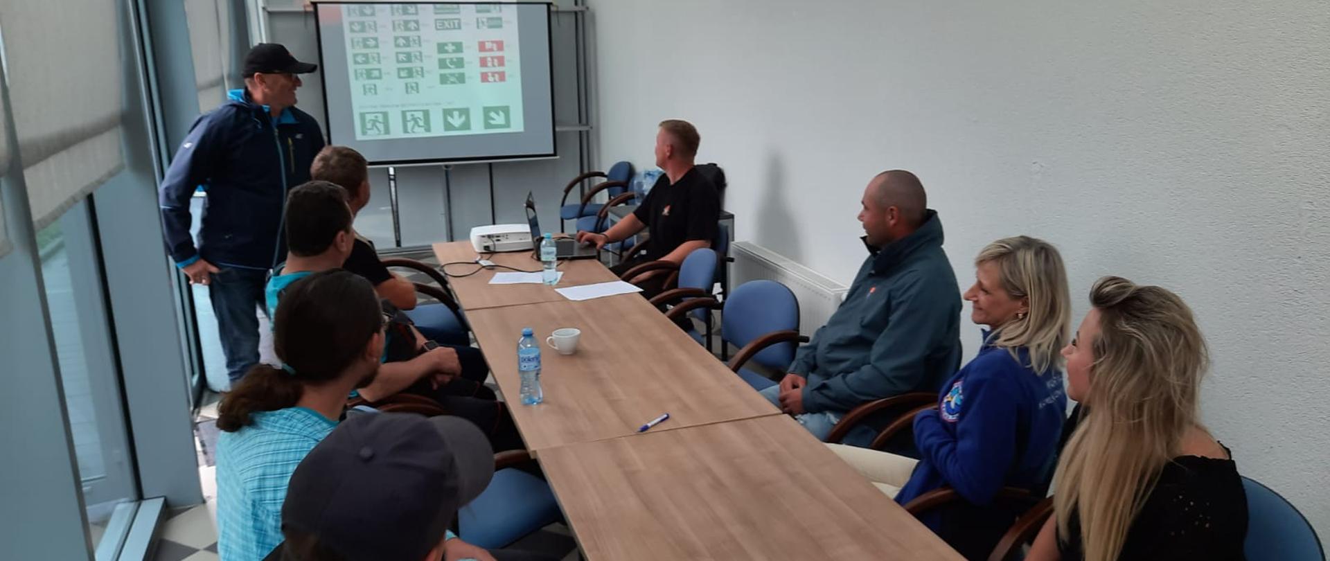 Zdjęcie przedstawia kilka osób w pomieszczeniu mariny na szkoleniu