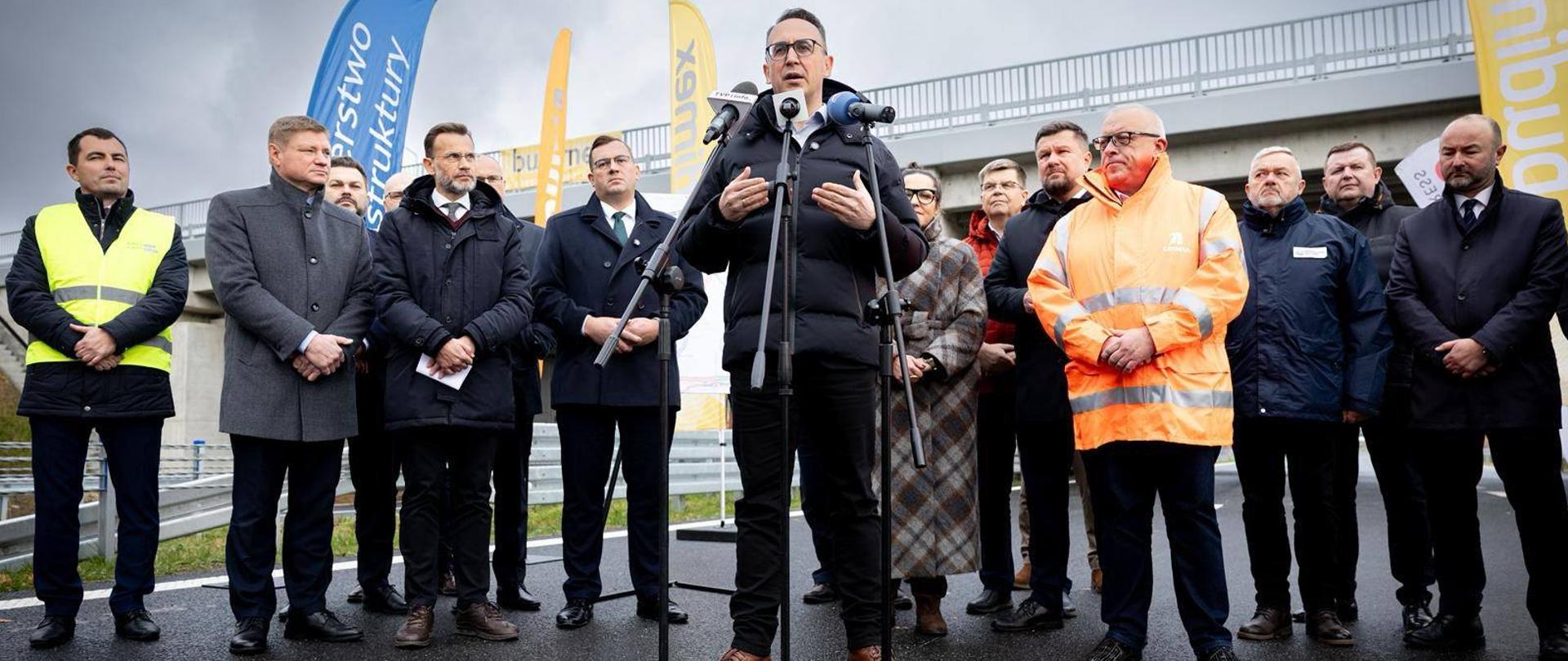 Briefing prasowy z udziałem ministra infrastruktury Dariusza Klimczaka oraz ministra rolnictwa i rozwoju wsi Stefana Krajewskiego zapowiadający otwarcie dwóch odcinków drogi ekspresowej S19 Haćki - Bielsk Podlaski Zachód - Boćki.