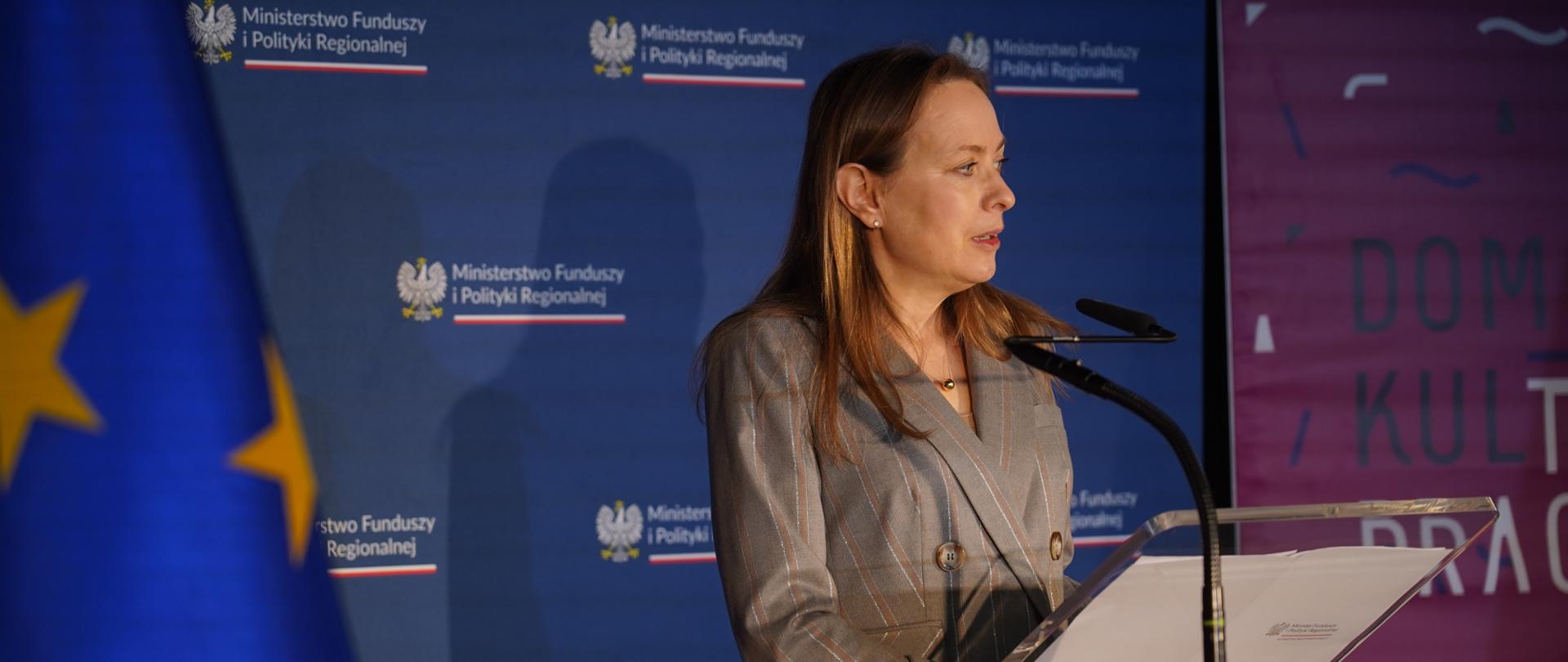 Minister Katarzyna Pełczyńska-Nałęcz na konferencji prasowej 
