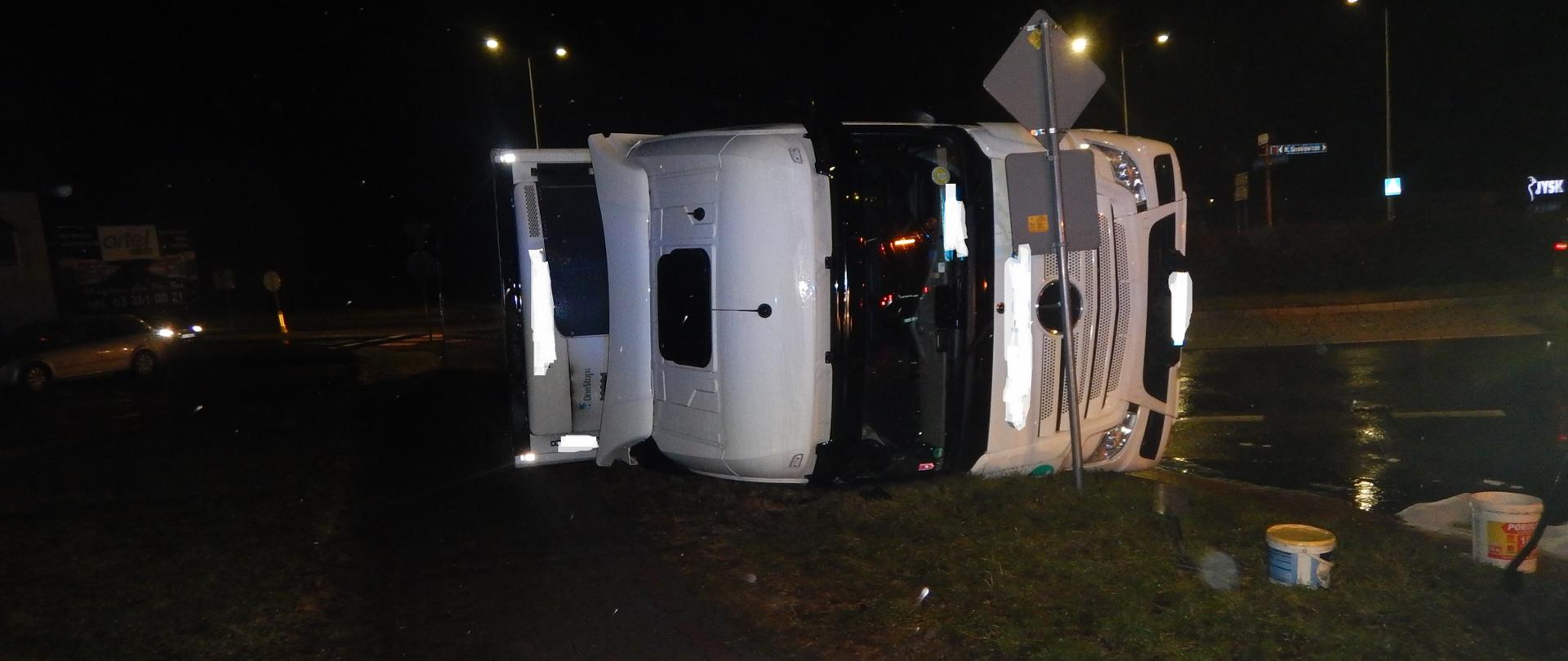 Zdjęcie przedstawia samochód ciężarowy po zdarzeniu. 