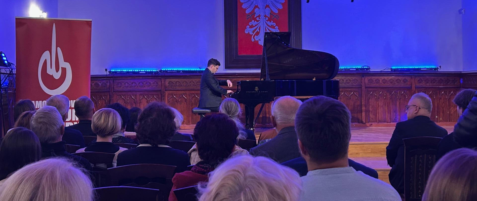 Pianista Krzysztof Kozłowski występuje przed publicznością w sali koncertowej podczas 28. Mieleckiego Festiwalu Muzycznego