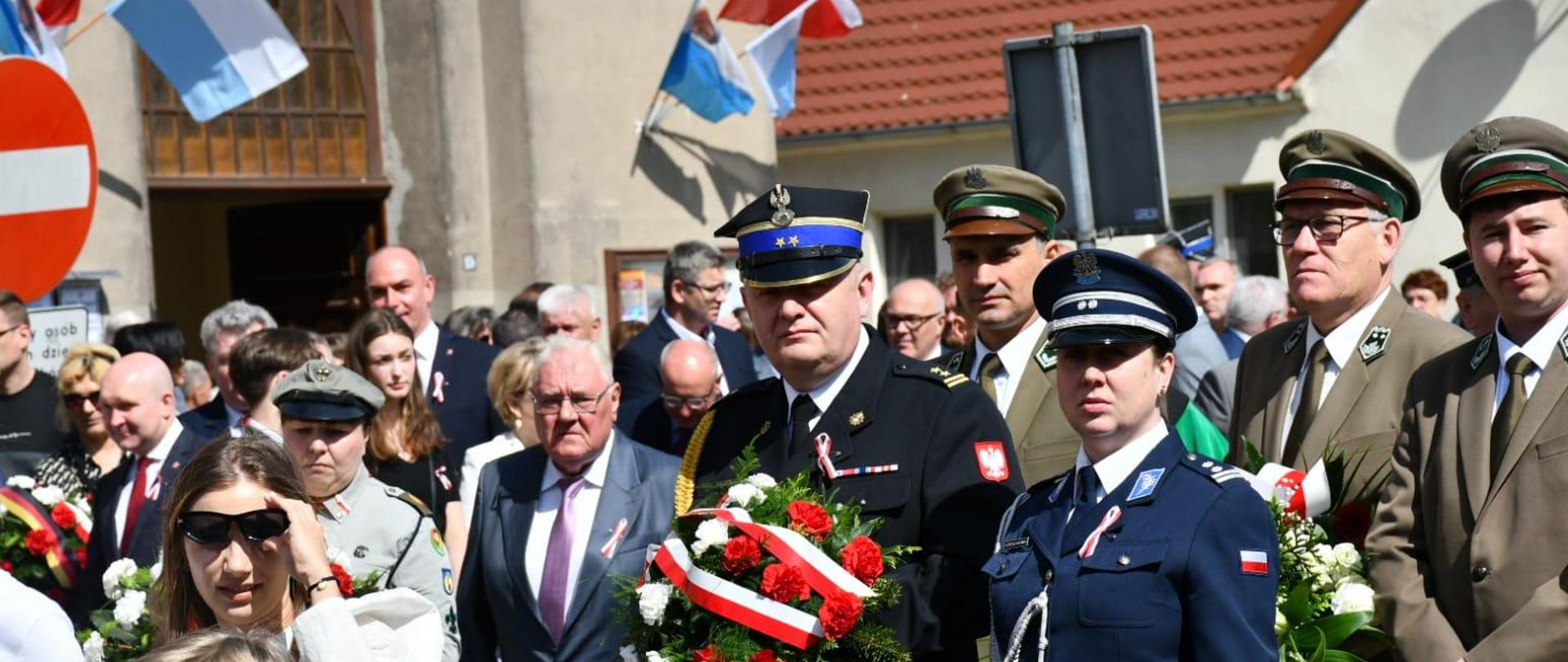 Przemarsz delegacji. Na pierwszym planie komendanci PSP oraz policji.