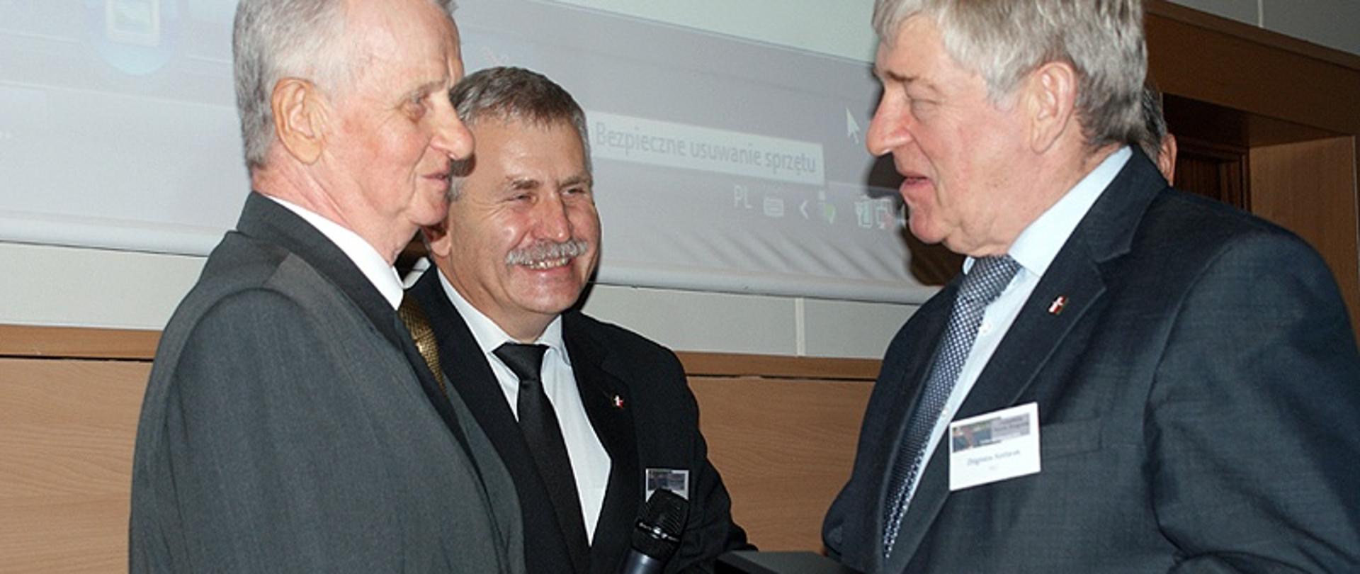 Edward Wilczopolski (pierwszy z lewej) wyróżniony tytułem Zasłużony Drogowiec Lubelskiego. Fot. Polski Kongres Drogowy