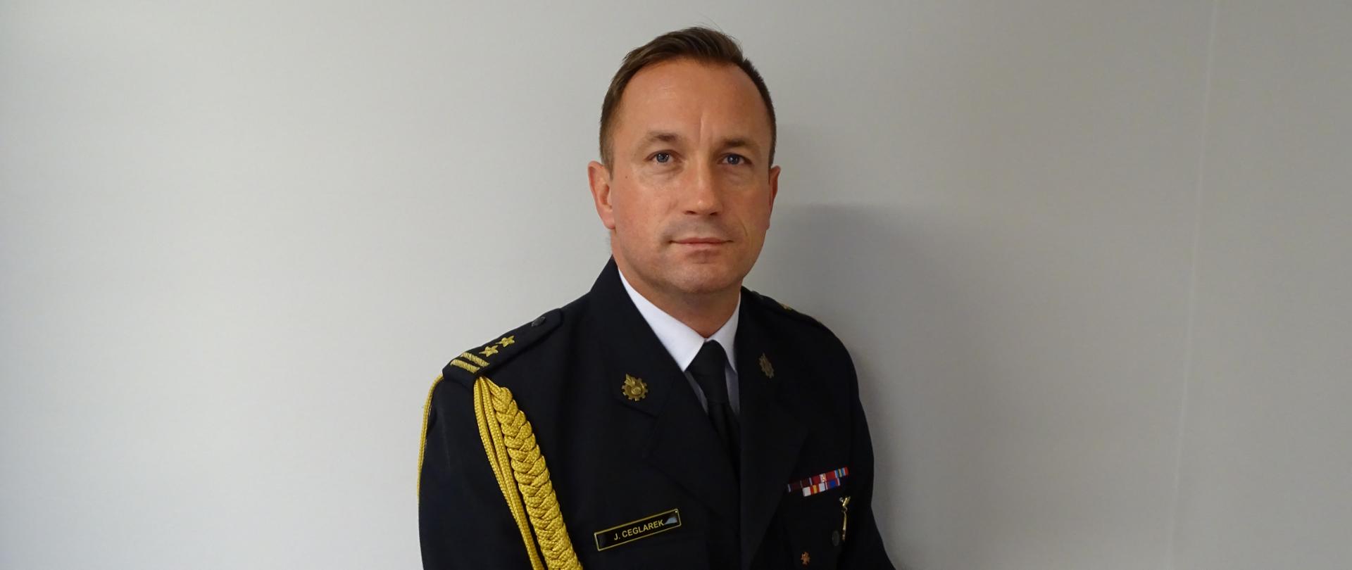 Zdjęcie portretowe komendanta bryg. Jarosława Ceglarka na jasnym tle w mundurze galowym.