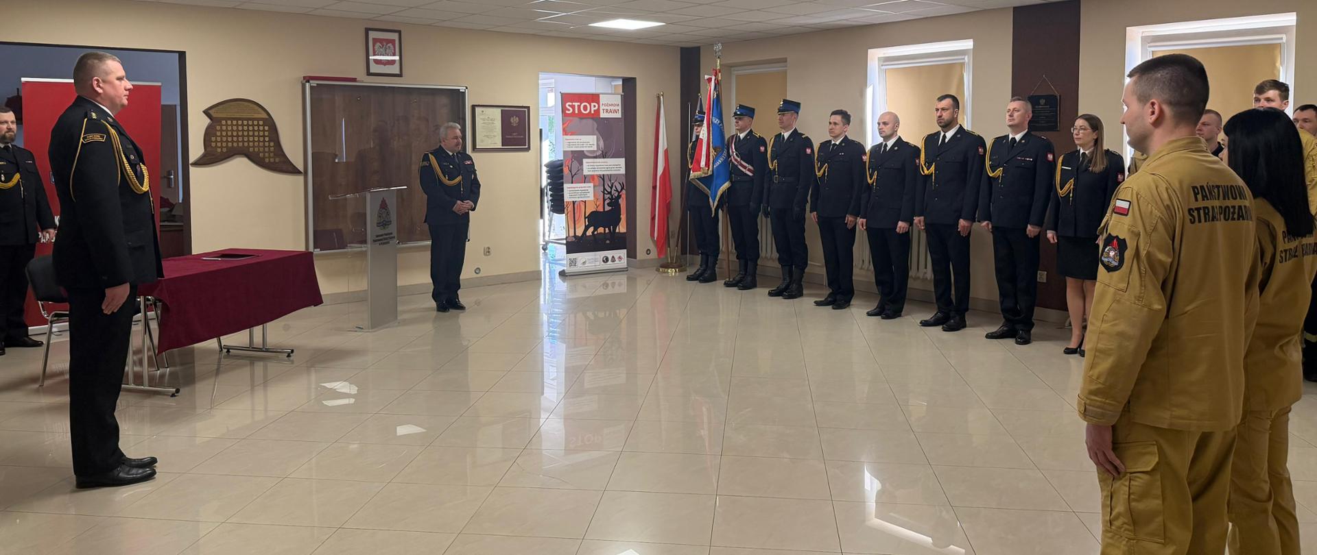 Uczestnicy uroczystej zbiórki w KP PSP w Przasnyszu podczas ceremonii ślubowania nowych strażaków i wręczenia awansów.