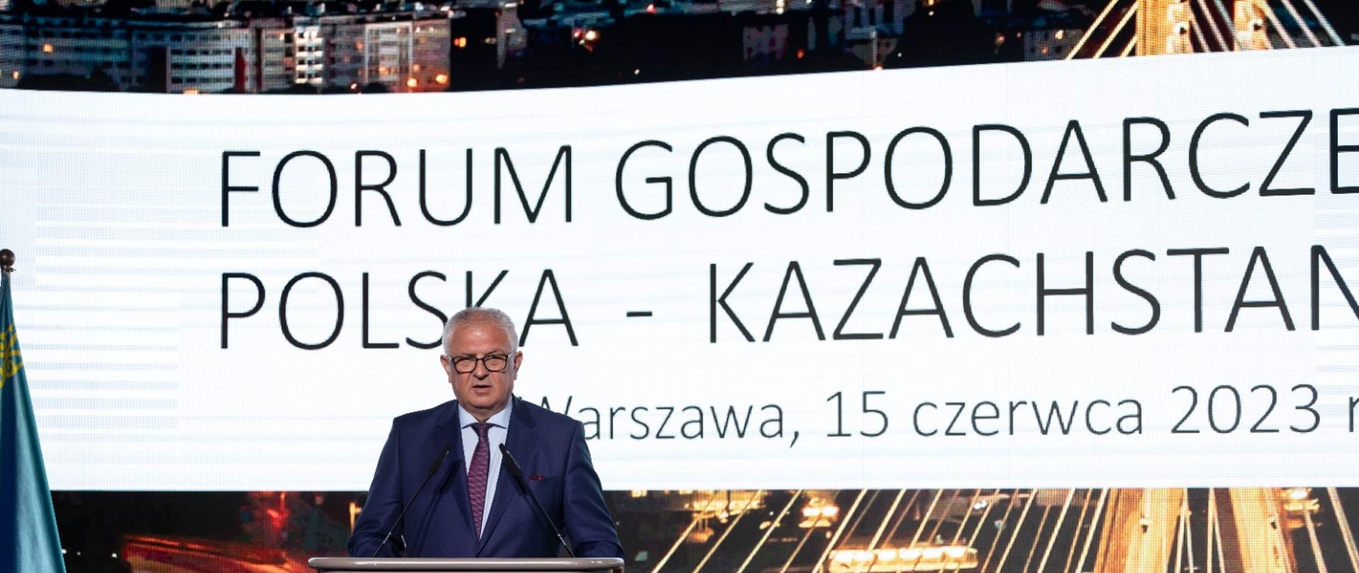 Wiceminister Grzegorz Piechowiak przemawia podczas forum gospodarczego Polska – Kazachstan.