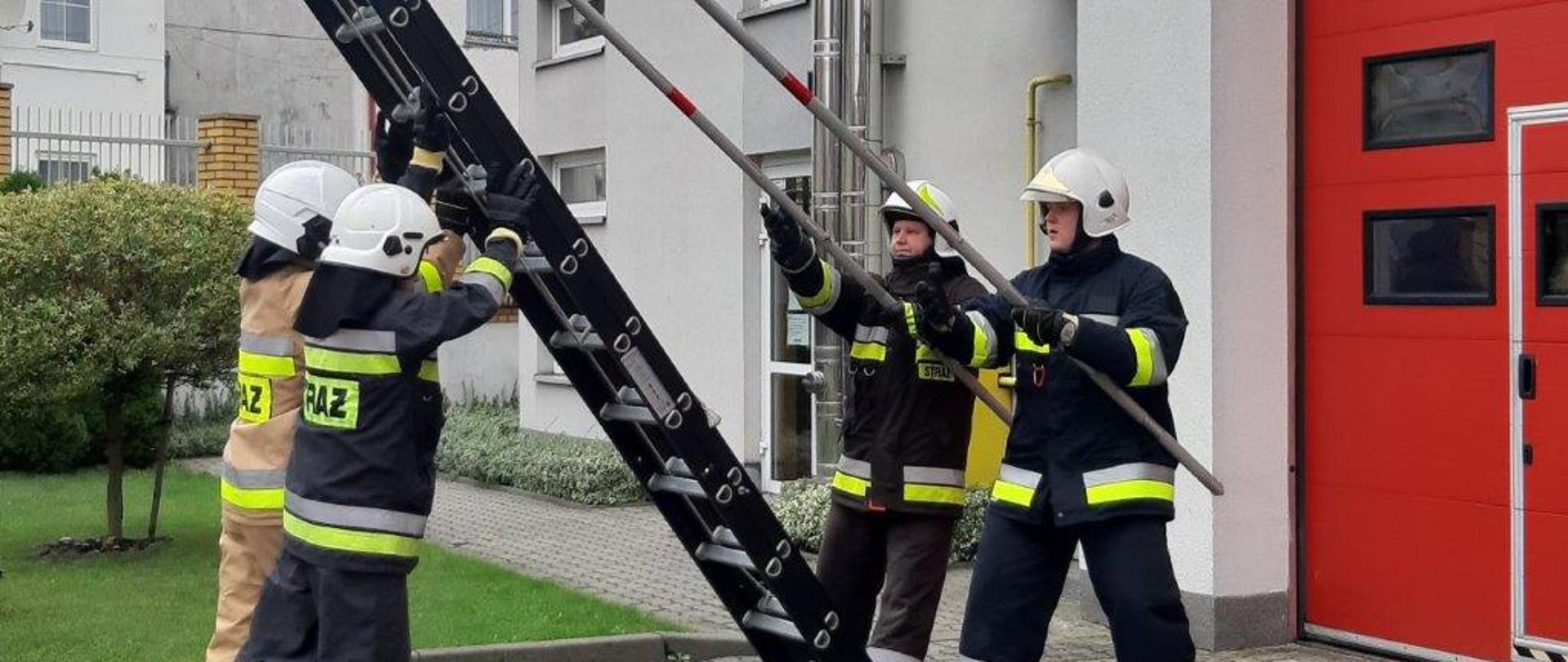 Na zdjęciu uczestnicy szkolenia podstawowego OSP