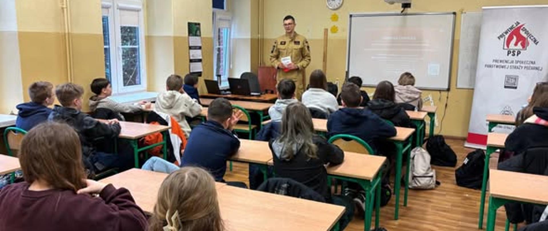 strażak edukujący dzieci w klasie