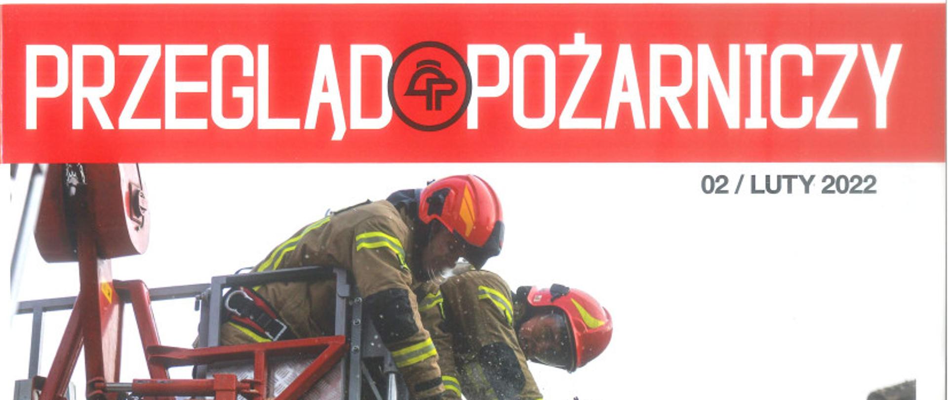 dwóch strażaków wychyla się z kosza podno.śnika