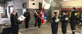 Składanie ślubowania przed sztandarem KP PSP w Kartuzach. Ślubowanie przyjmuje Komendant powiatowy PSP w Kartuzach 
