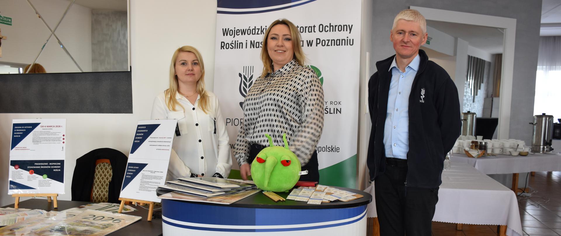 Konferencja „Bezpieczeństwo i higiena pracy w rolnictwie” - stoisko WIORiN w Poznaniu obsługiwane przez pracowników Oddziału w Kaliszu