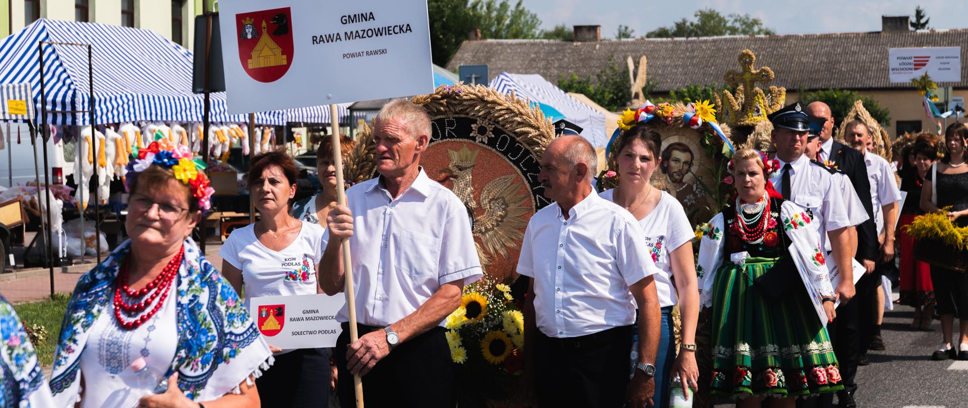 Korowód idący ulicami miasta 