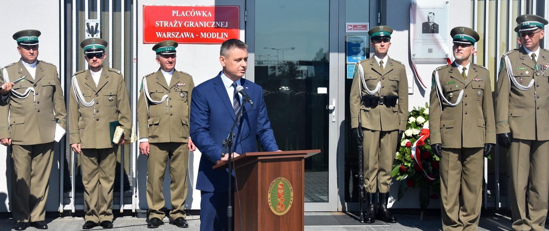 W trakcie wystąpienia Wicewojewoda Mazowiecki Artur Standowicz, w imieniu Wojewody Mazowieckiego Zdzisława Sipiery podziękował za dotychczasową współpracę i pogratulował patrona - pułkownika Chmury