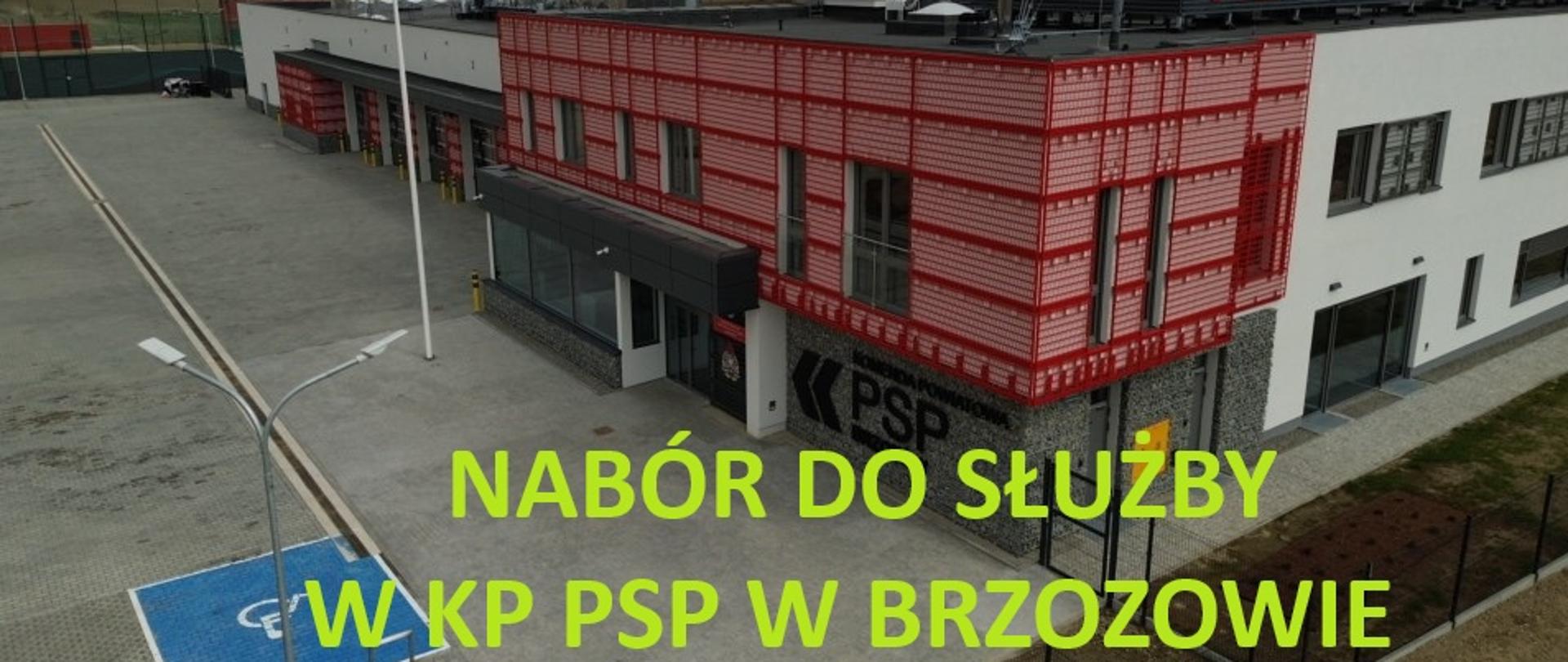 Kolorowa fotografia wykonana na zewnątrz w pochmurny dzień. Przedstawia nowo wybudowaną strażnicę KP PSP w Brzozowie. Fotografia wykonana dronem, a u dołu napis "Nabór do służby w KP PSP w Brzozowie"