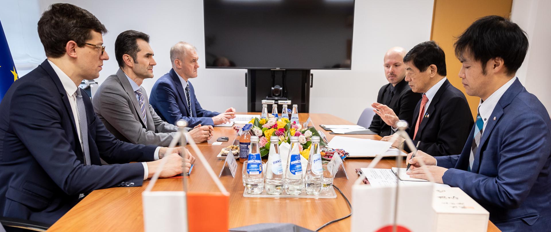 Spotkanie wiceministra infrastruktury Piotra Malepszaka z ambasadorem Japonii w Polsce Akio Miyajimą