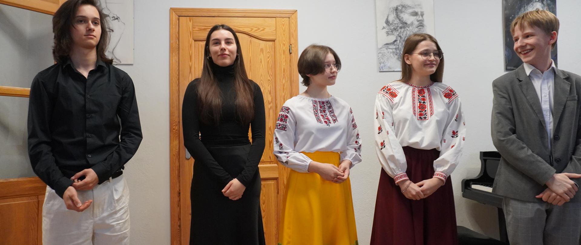 Wykonawcy koncertu. Od lewej stoją: skrzypek, pianistka, wokalistki, pianista.