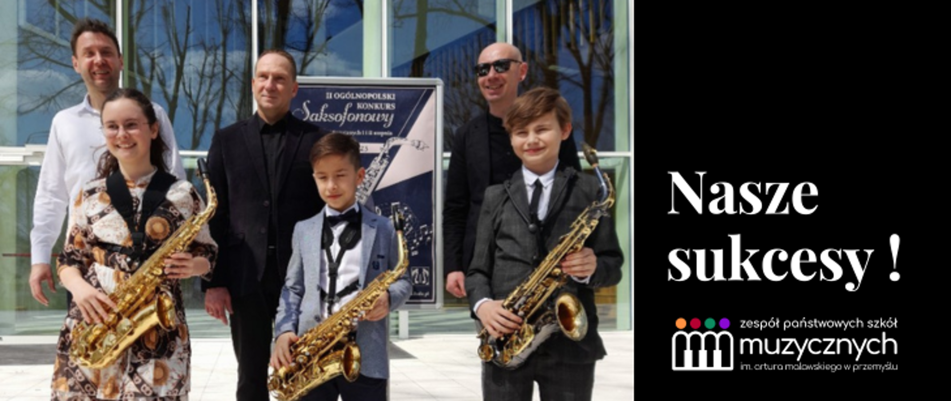 Zdjęcie z wydarzenia naszych uczniów na II Ogólnopolskim Konkursie Saksofonowym uczniów Szkół Muzycznych I i II stopnia w Łodzi. Na zdjęciu uczniowie z instrumentami - saksofonami oraz ich nauczyciele. Po prawej stronie napis: Nasze sukcesy a pod nim logo szkoły
