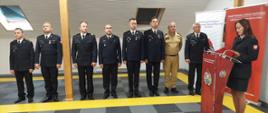 Zdjęcie przedstawia funkcjonariuszy i pracowników cywilnych KP PSP w Lesku podczas uroczystego apelu z okazji mianowania na wyższe stanowiska służbowe.