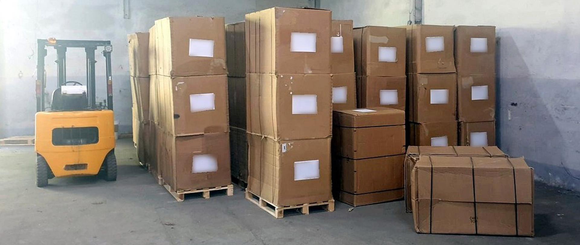 Wózek widłowy, kartony z tytoniem.