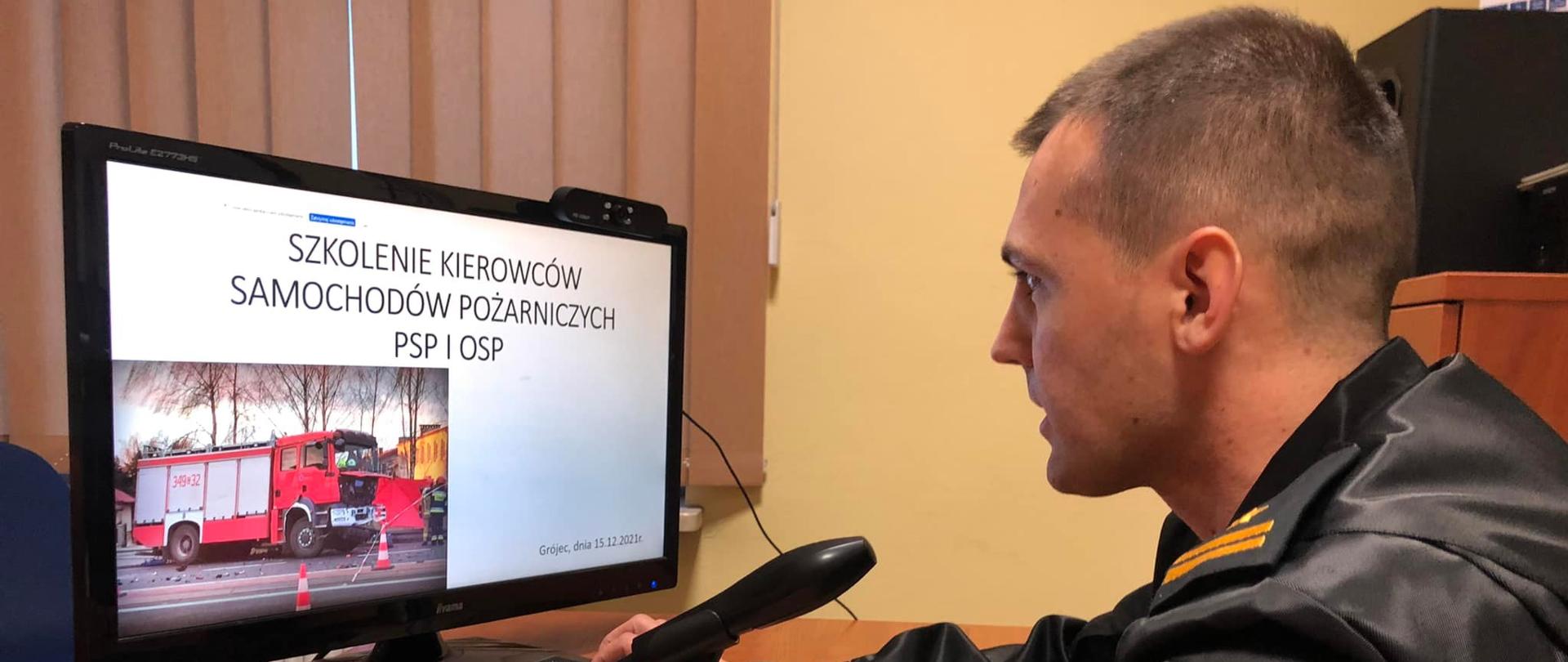 Szkolenie kierowców pojazdów pożarniczych na zdjęciu prowadzący szkolenie Komendant Powiatowy PSP